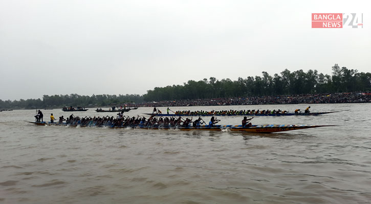 যমুনায় নৌকাবাইচ দেখতে হাজারো মানুষের ঢল