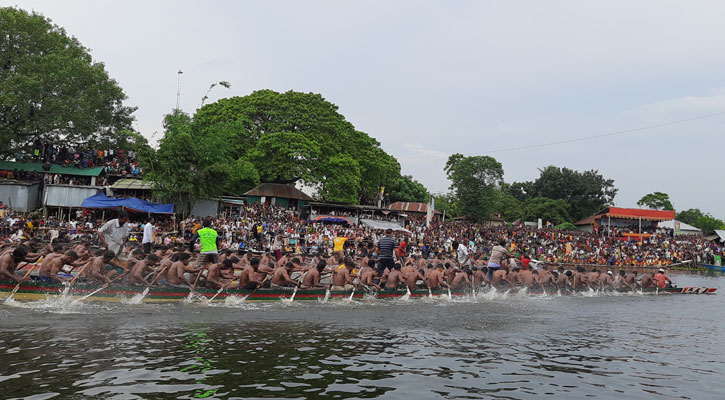 শেষ হলো আটঘরিয়ার চিকনাই নদীতে নৌকাবাইচ 