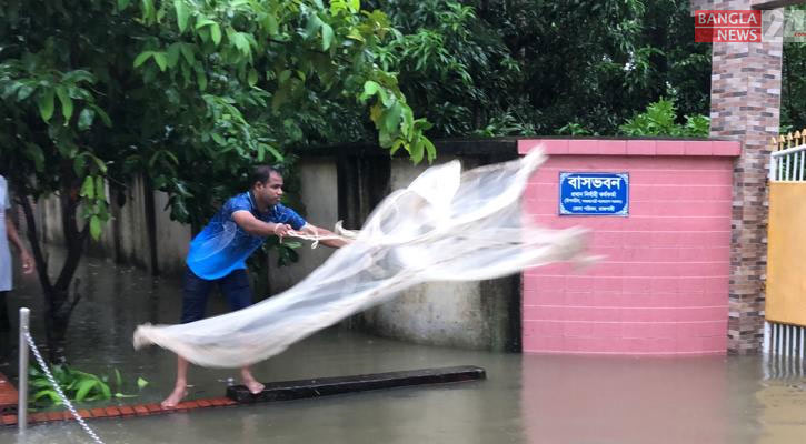 স্মরণকালের রেকর্ড বৃষ্টিতে হাঁটুপানির নিচে রাজশাহী