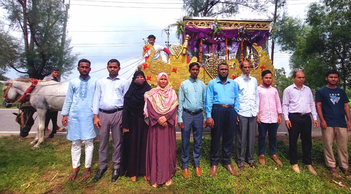 ঘোড়ার গাড়িতে ঘুরিয়ে স্কুলে নিয়ে শিক্ষকের পা ধুয়ে দিলেন শিক্ষার্থীরা