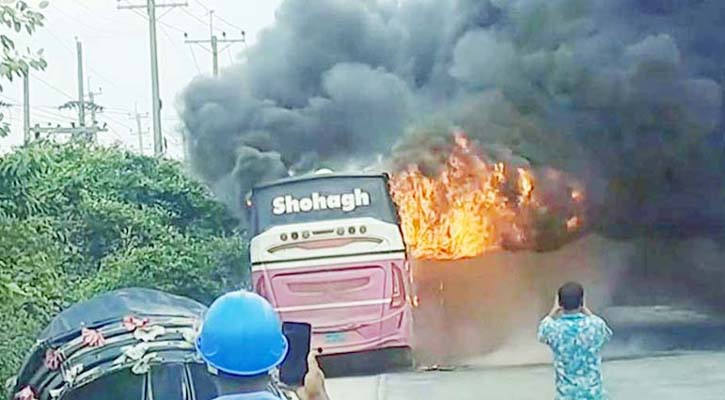 রূপগঞ্জে বাসে আগুন, আহত ১০