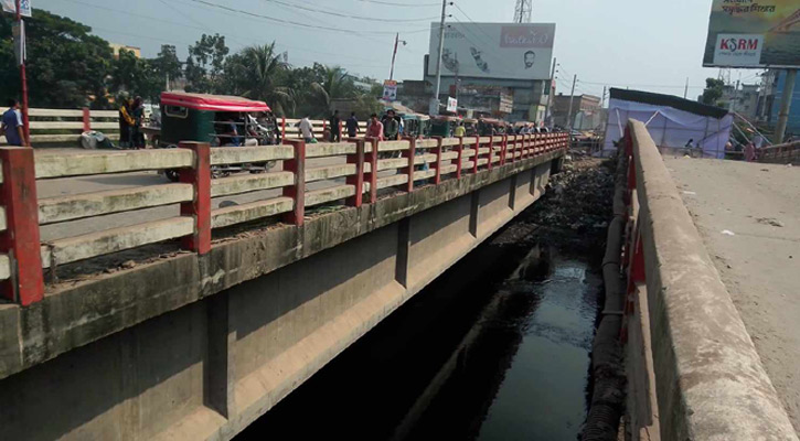 দৃষ্টিনন্দন করে বানাতে ভাঙা হচ্ছে গল্লামারী সেতু