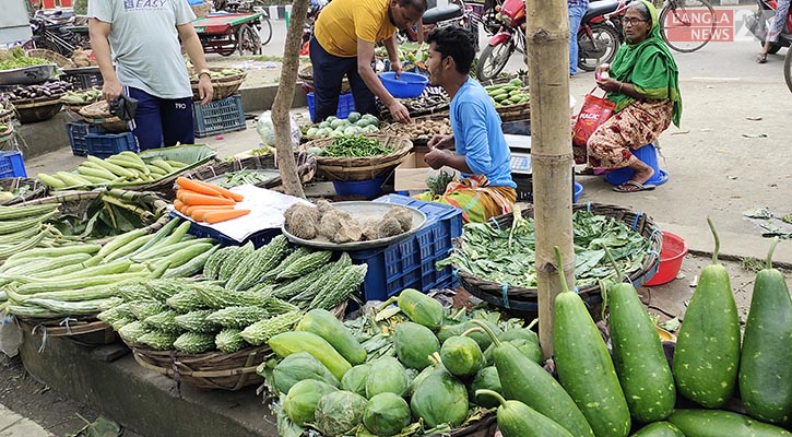 নিত্যপণ্যের দাম কমছে না এক পয়সাও