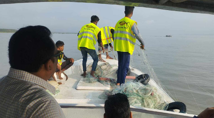 চাঁদপুরে মা ইলিশ ধরায় ৪১ জেলে আটক