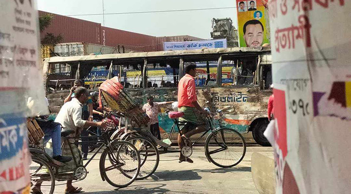 মুগদায় যাত্রীবেশে বাসে উঠে আগুন