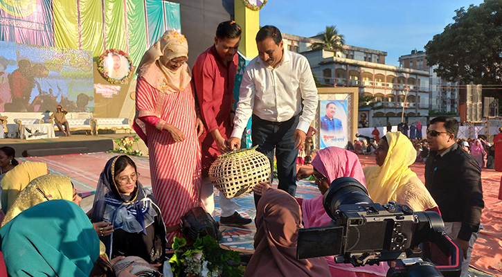 সংসদ সদস্যকে হাঁস-মুরগি উপহার দিলেন নারীরা