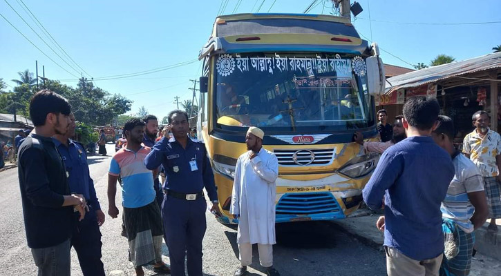 লালমোহনে রিকশাকে বাসের ধাক্কা, নিহত ২