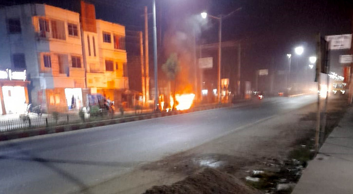 মাগুরায় সড়কে ট্রায়ারে আগুন জ্বালিয়ে পালাল দুর্বৃত্তরা