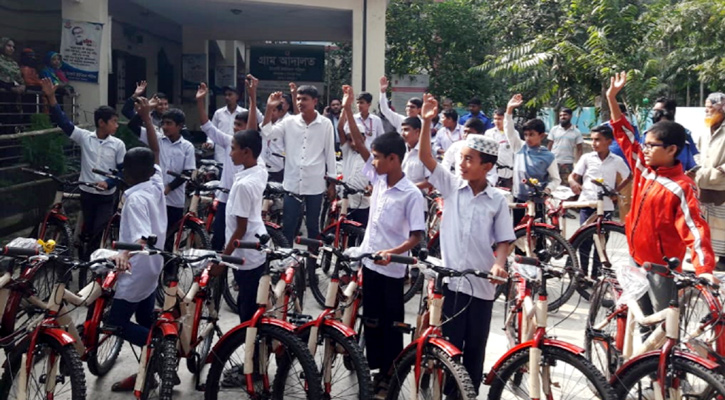 চাঁদপুরে ২ বিদ্যালয়ের শিক্ষার্থীরা পেল বাইসাইকেল