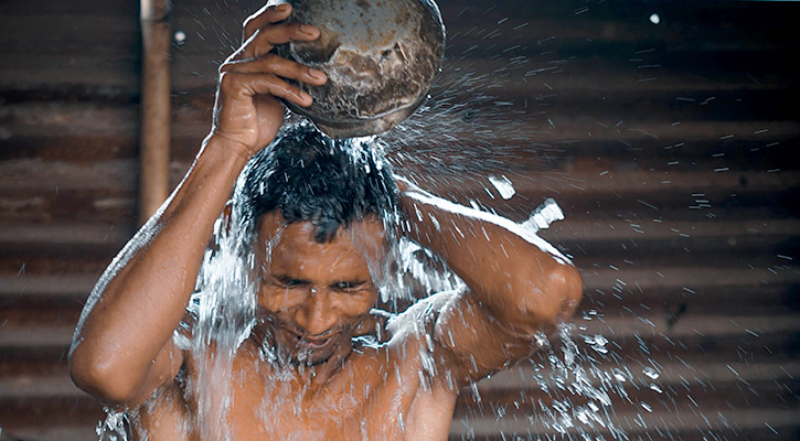 শীতে গরম পানি দিয়ে গোসলের উপকারিতা