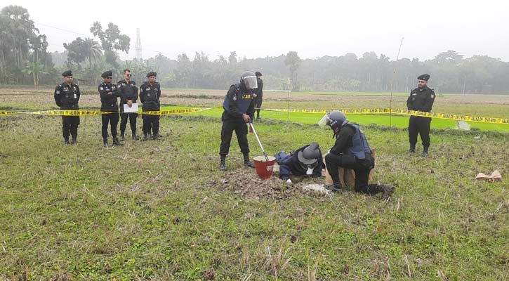 বাগেরহাটে আগ্নেয়াস্ত্রসহ ১৩টি ককটেল উদ্ধার