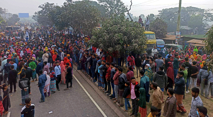 বেতন-ভাতার দাবিতে কুমিল্লায় সাড়ে ৩ ঘণ্টা মহাসড়ক অবরোধ