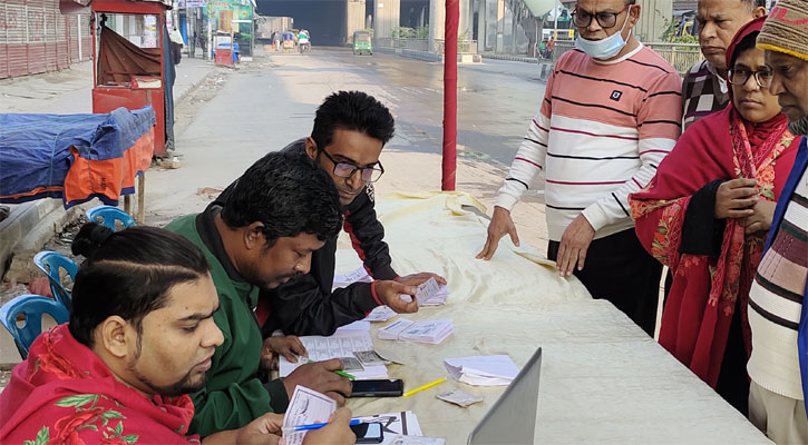 আদর্শ উচ্চ বিদ্যালয়ে এক ঘণ্টায় ভোট পড়েছে এক শতাংশের নিচে