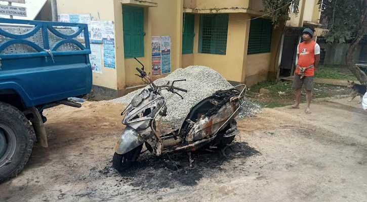 রাঙামাটিতে স্কুলশিক্ষিকার স্কুটি পুড়িয়ে দিল সন্ত্রাসীরা