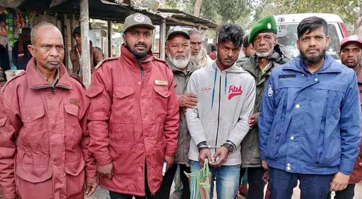 রেললাইনের ক্লিপ খুলে নেওয়ার সময় হাতেনাতে ধরা যুবক  