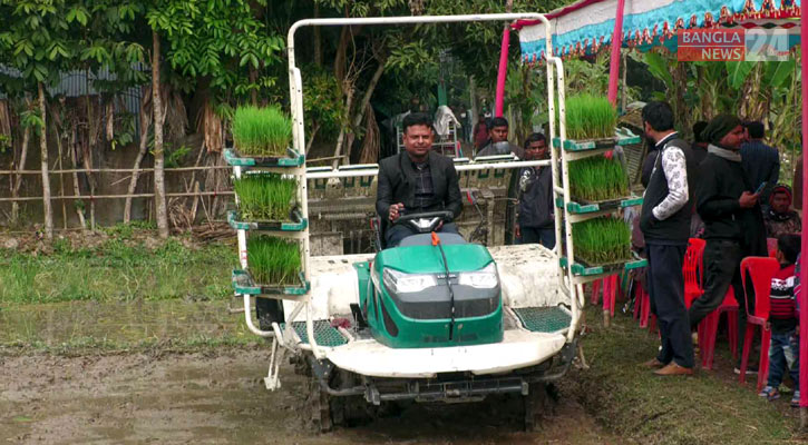 বাগেরহাটে ‘রাইস ট্রান্সপ্লান্টেশন’ মেশিনের প্রদর্শনী