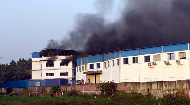 গাজীপুরে মোজা তৈরি কারখানায় আগুন, নিয়ন্ত্রণে ৬ ইউনিট