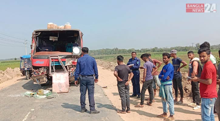 গাংনীতে দাঁড়িয়া থাকা ট্রাক্টরকে বাসের ধাক্কা, আহত ৪