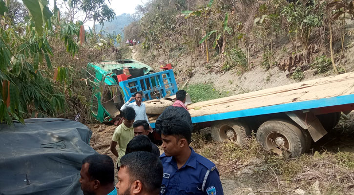 কাউখালীতে লরির ধাক্কায় অটোরিকশার তিন যাত্রী নিহত 