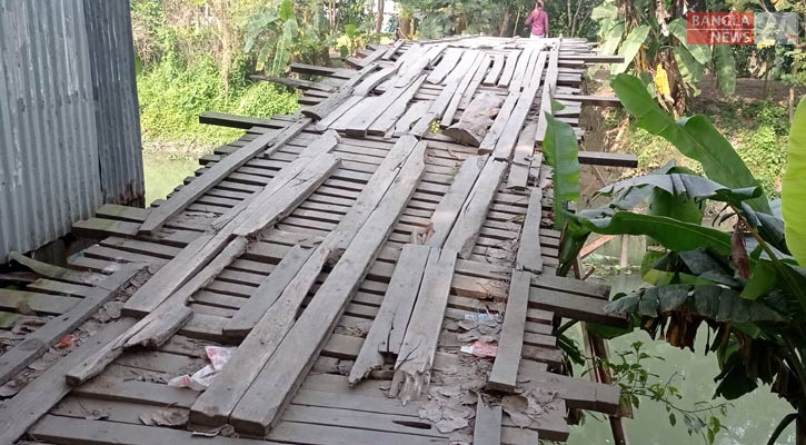 নড়বড়ে কাঠের সেতু, ঝুঁকি নিয়ে পারাপার