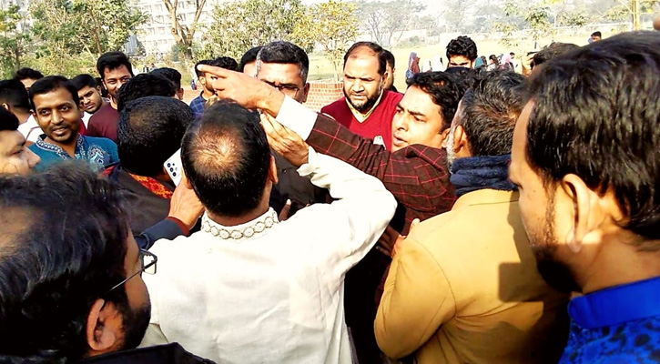 ফুল দেওয়া নিয়ে পাবিপ্রবি কর্মকর্তাদের দুই পক্ষের ধস্তাধস্তি