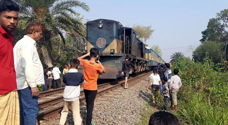 টাঙ্গাইলে ট্রেনের ইঞ্জিন বিকল, ঢাকার সঙ্গে যোগাযোগ বন্ধ