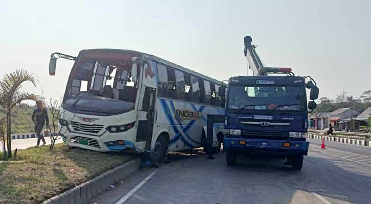 মাদারীপুরে সড়ক বিভাজকে উঠে গেলো যাত্রীবাহী বাস