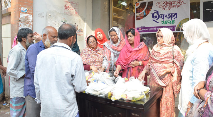 অসহায় ও দুস্থদের মধ্যে ইফতার বিতরণ করলো পুনাক