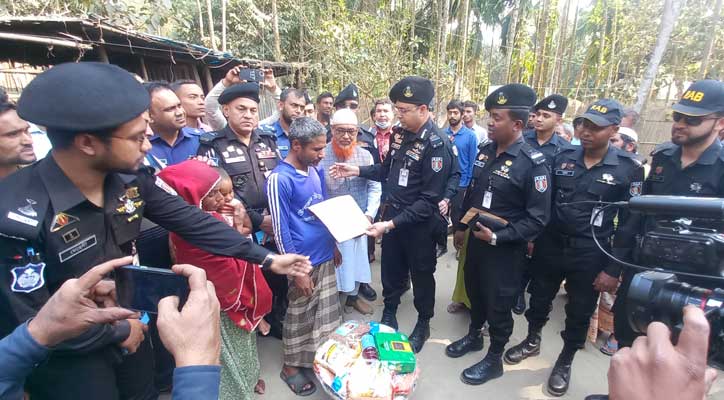 সাফ জয়ী গোলরক্ষক ইয়ারজানের বাড়িতে উপহার নিয়ে র‌্যাব