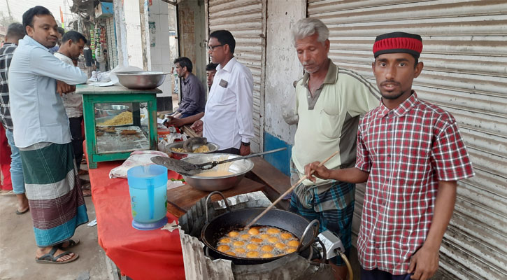 কম দামে ইফতার বিক্রি করে প্রশংসিত ‘মানবিক মিরার হোটেল’