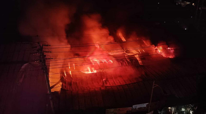 তিন ঘণ্টায় আগুনে শতাধিক দোকান পুড়ে ছাই