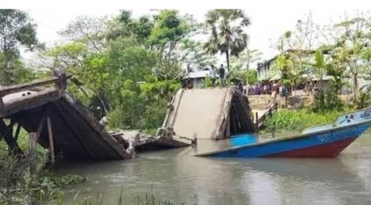 পাথরঘাটায় বালুবাহী কার্গোর ধাক্কায় ভাঙল ব্রিজ