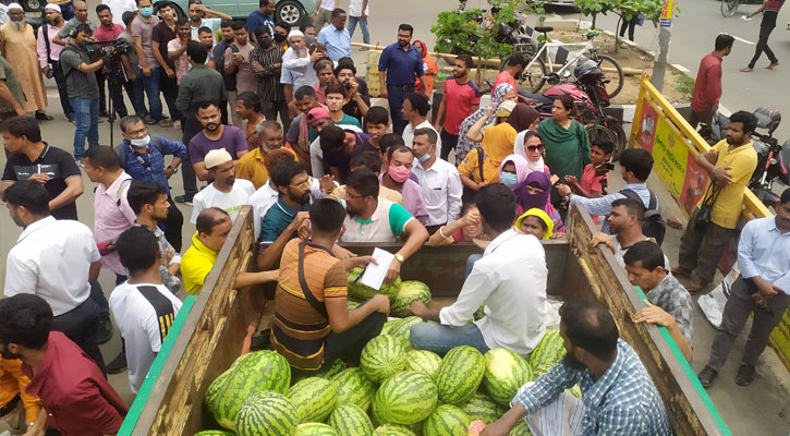 কৃষকের দামে তরমুজ কিনতে ক্রেতাদের উপচেপড়া ভিড়