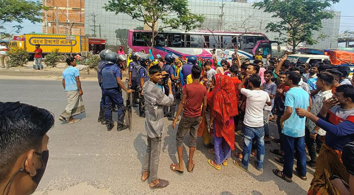 গাজীপুরে বেতন বাড়ানোর দাবিতে শ্রমিকদের মহাসড়ক অবরোধ