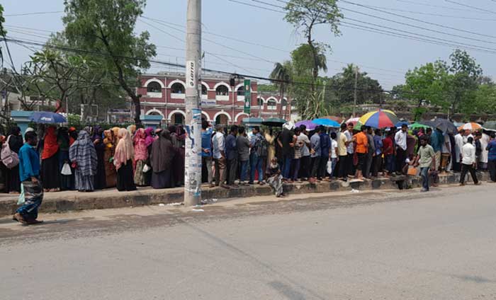 ৫৫০ টাকায় গরুর মাংস কিনতে শত শত ক্রেতার ভিড়