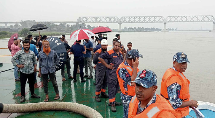 রূপসা রেল সেতুর পিলারে ধাক্কা লেগে ডুবল কার্গো জাহাজ, নিখোঁজ ২ 