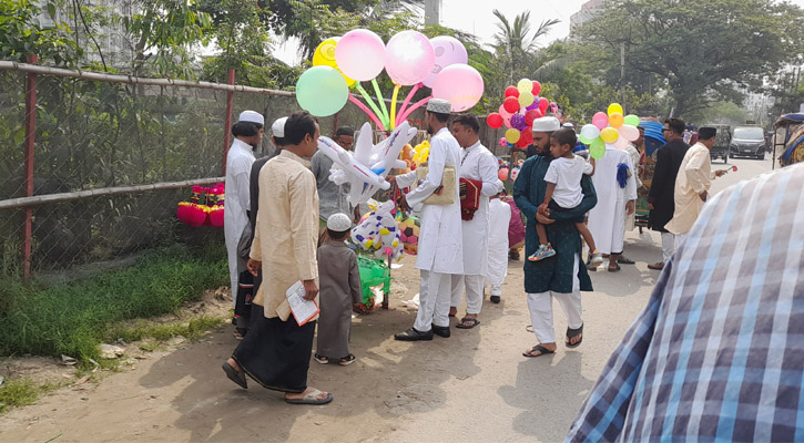 নামাজ শেষে খেলনা কেনার বায়না শিশুদের, অস্থায়ী দোকানে ভিড়