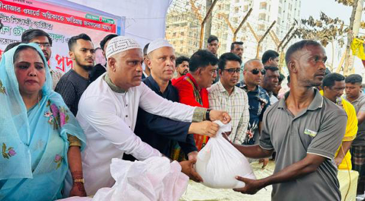 ফিরিঙ্গিবাজারে অগ্নিদুর্গতদের শিক্ষামন্ত্রীর সহায়তা