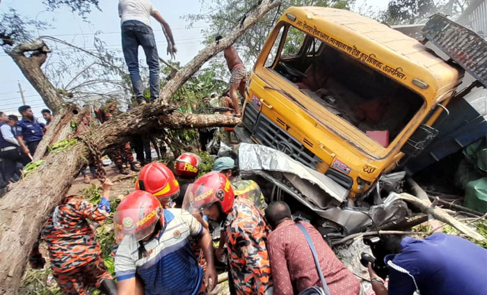 ঝালকাঠিতে সড়ক দুর্ঘটনায় ২ জনকে আসামি করে মামলা