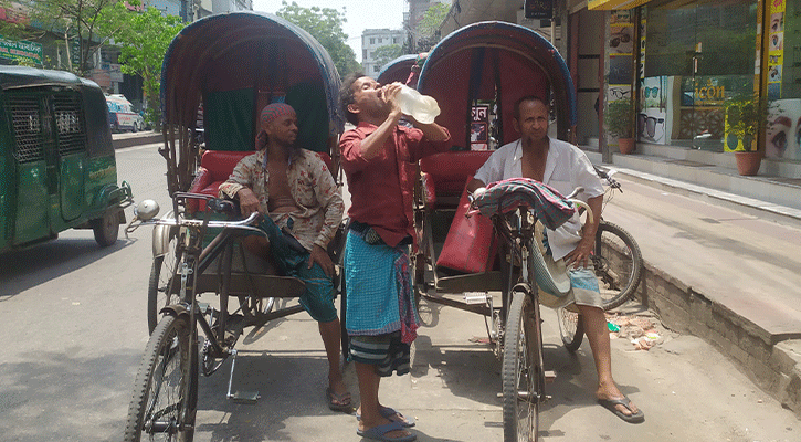 গরমে চরম ভোগান্তি শ্রমজীবীদের