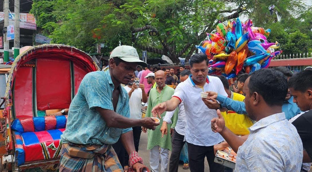 শ্রমজীবীদের মধ্যে ফেনী পৌরসভার আইসক্রিম-পানি বিতরণ