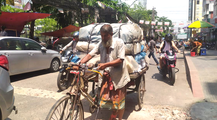 তীব্র গরমে শ্রমজীবী মানুষের ভোগান্তি