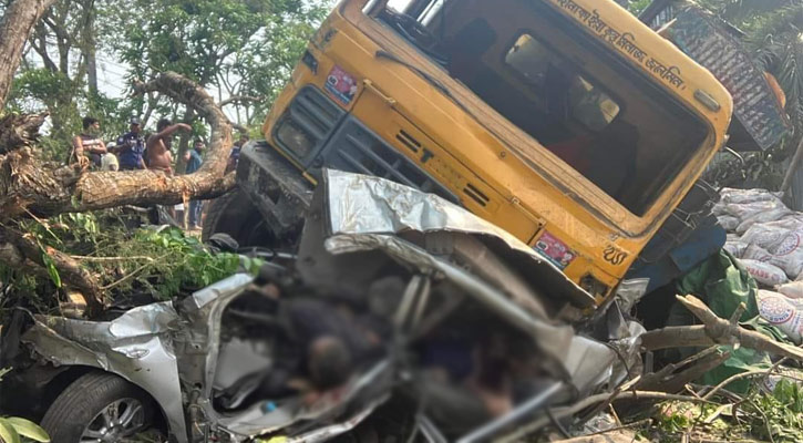 ঝালকাঠির দুর্ঘটনায় দায়ী বেপরোয়া গতি ও সড়ক অবকাঠামো