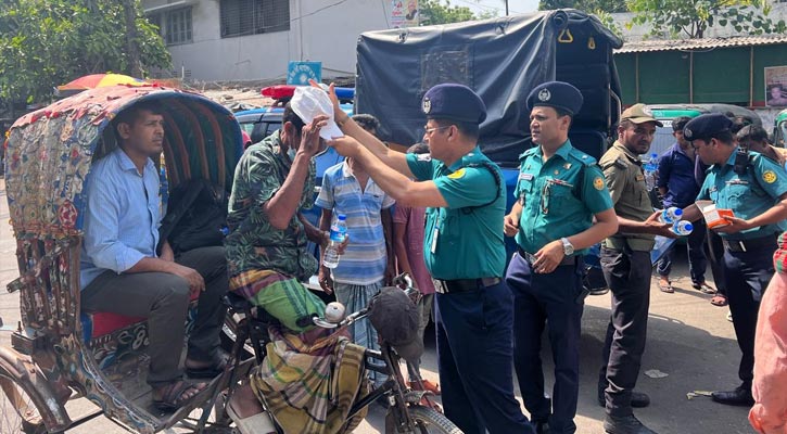 রিকশা-ভ্যানচালকদের মধ্যে ক্যাপ-পানি ও খাবার স্যালাইন বিতরণ