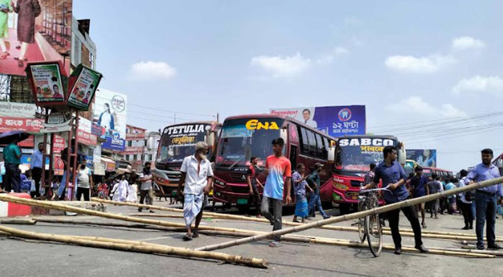 নথুল্লাবাদে বাস শ্রমিকদের মাঝে উত্তাপ, সড়ক অবরোধ করে বিক্ষোভ