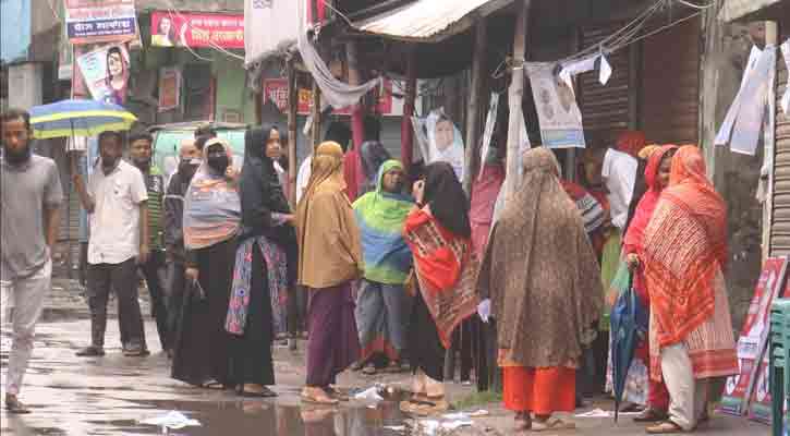 সকালে বৃষ্টির বাগড়া, ভোটার উপস্থিতি কম