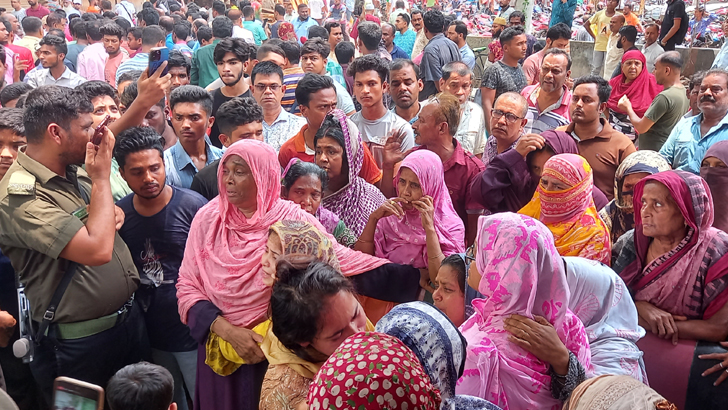 ভারতে এমপি আনোয়ারুলের মৃত্যুর খবরে বাড়িতে নেতাকর্মীদের ভিড়