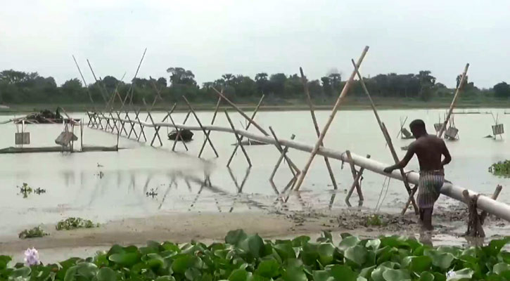 চাপাদহ বিলে চলছে অবৈধ ড্রেজার, হুমকির মুখে কয়েক হাজার একর কৃষি জমি