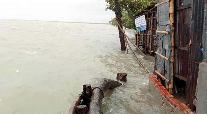 ভাটায়ও কমছে না নদীর পানি, ভয়াবহ জলোচ্ছ্বাসের শঙ্কা