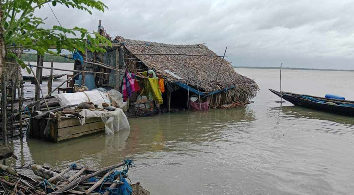 খুলনায় বাঁধ ভেঙে ২০ গ্রাম প্লাবিত, ব্যাপক ক্ষয়ক্ষতি